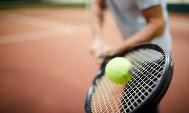Nahaufnahme Tennis Spieler mit Schläger und Ball